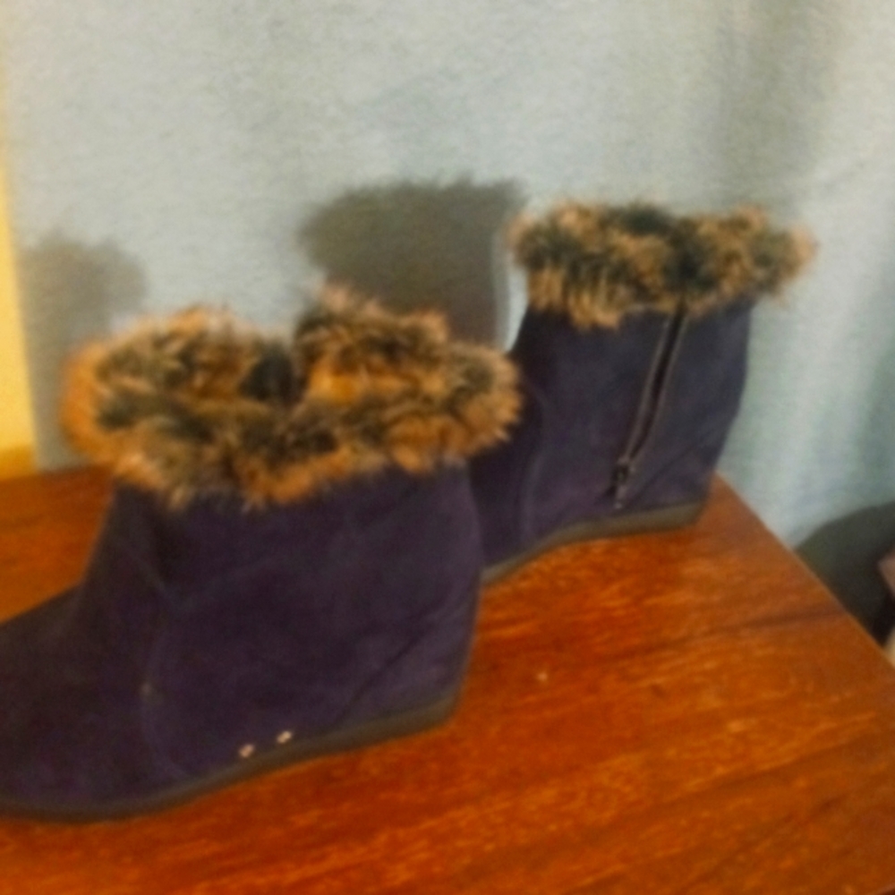 Blue Suede boots with hill